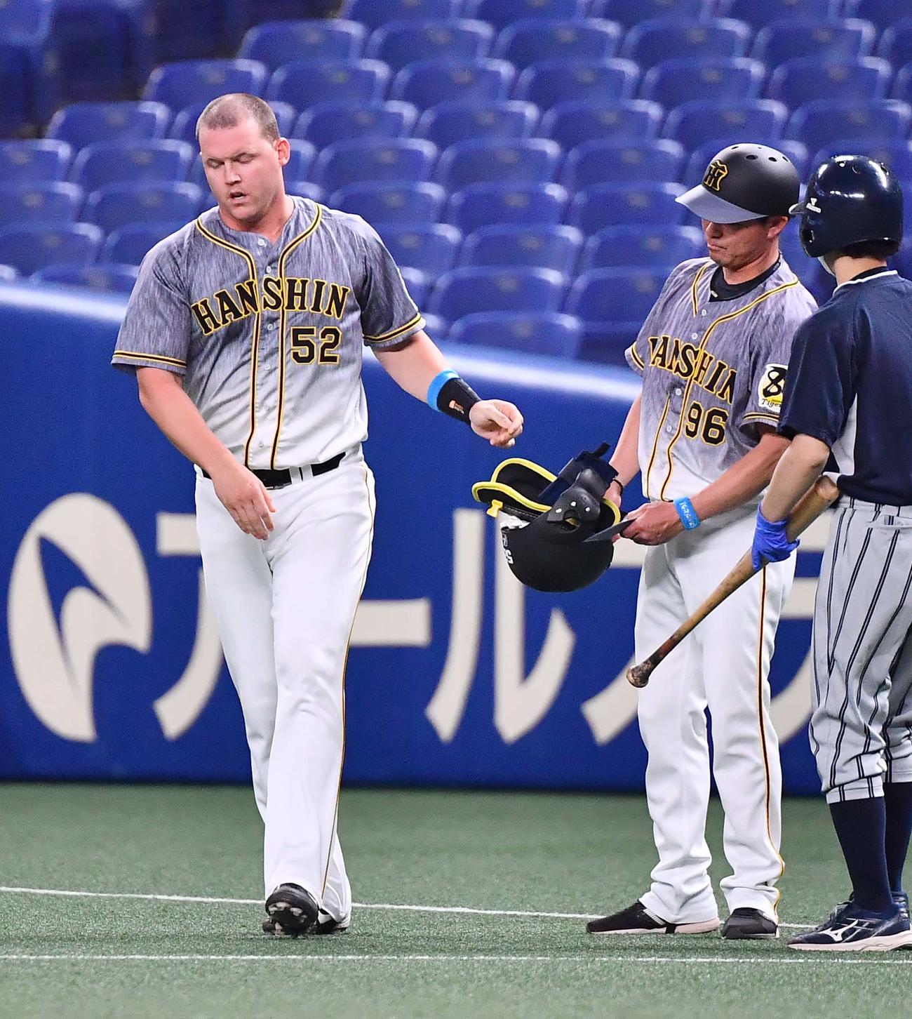 中日対阪神　4回表阪神1死一、二塁、三塁併殺打に倒れるジェリー・サンズ（撮影・上田博志）