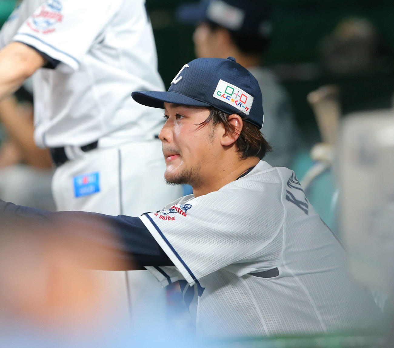 西武対オリックス　7回表オリックス無死一塁、平井と投手交代しベンチへ下がる高橋光は唇をかみしめる（撮影・河田真司）　　