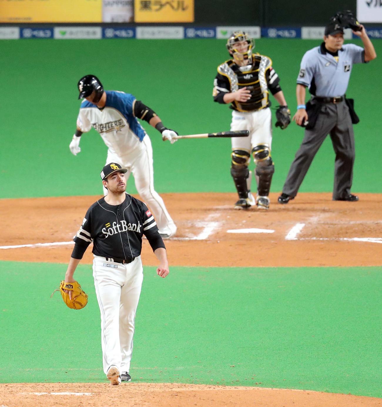 日本ハム対ソフトバンク　6回裏日本ハム2死一、二塁、中田（奥）を左飛に仕留めるソフトバンク・ムーア（撮影・佐藤翔太）