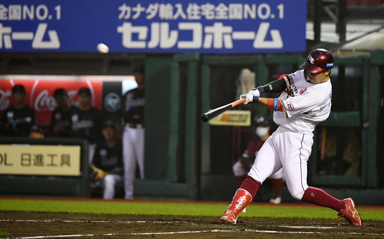 楽天対ロッテ　2回裏楽天1死一、二塁、古巣相手に移籍第1号となる右中間への3点本塁打を放つ鈴木（撮影・横山健太）