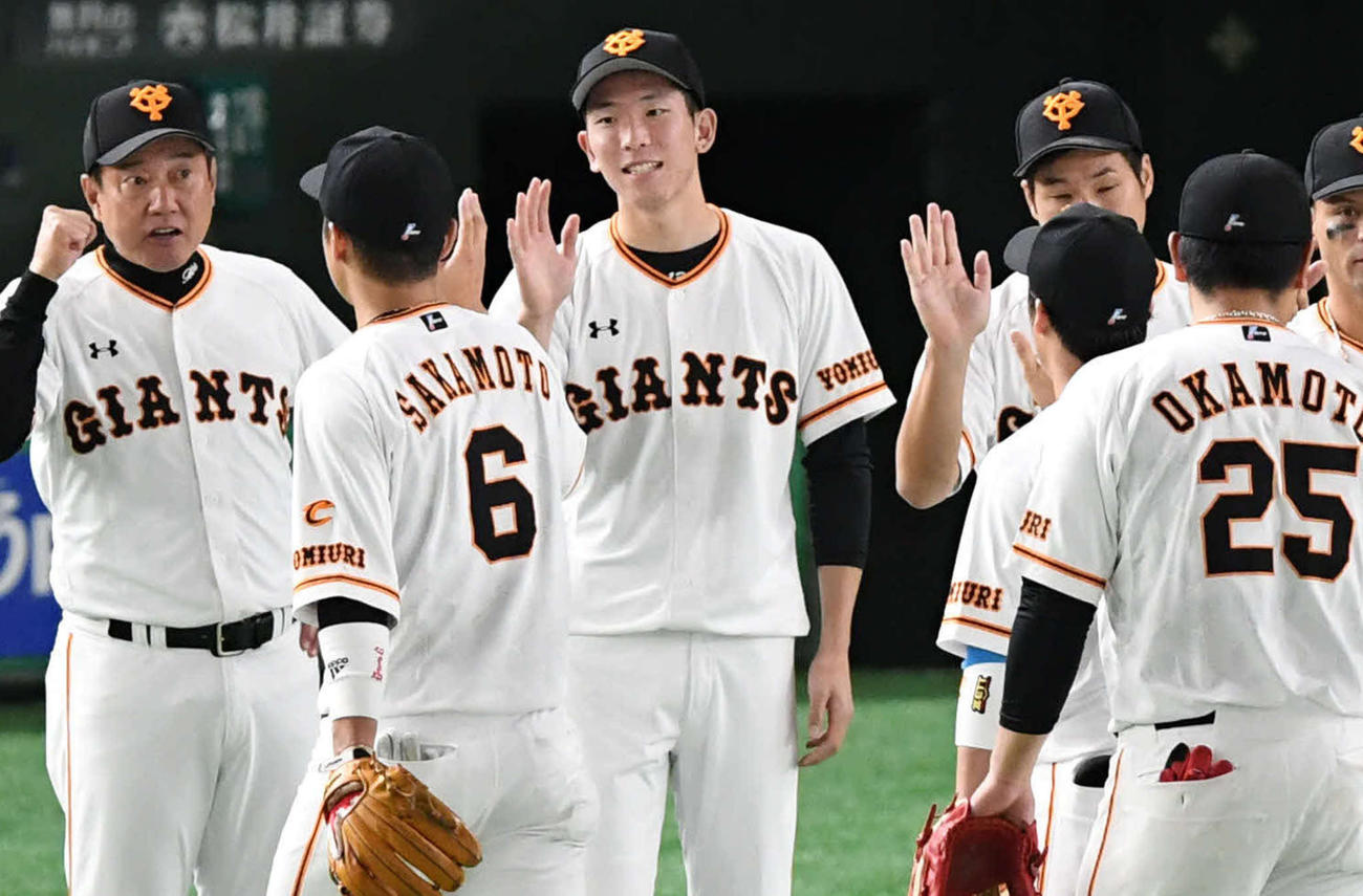 巨人対DeNA　勝利投手の巨人戸郷（中央）は原監督（左）らと並んでチームメートとエアタッチ（撮影・山崎安昭）