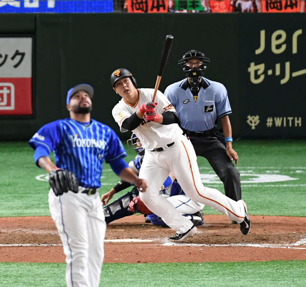 巨人対DeNA　8回裏巨人1死、エスコバーからソロ本塁打を放つ岡本（撮影・山崎安昭）