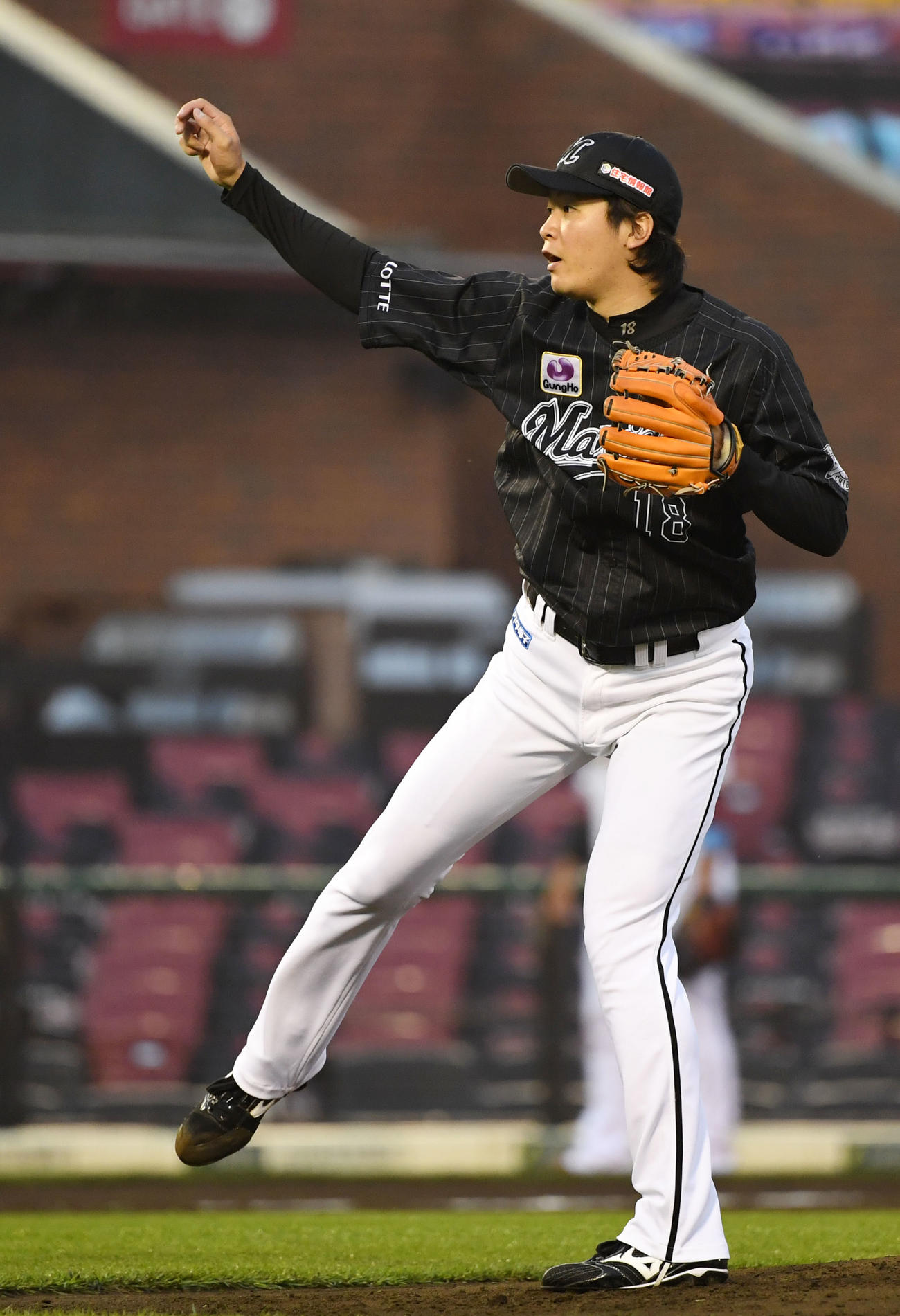 楽天対ロッテ　力投するロッテ先発の二木（撮影・横山健太）