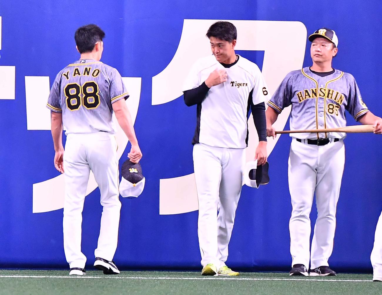中日対阪神　1軍に合流し矢野監督（左）にあいさつする望月（撮影・上田博志）