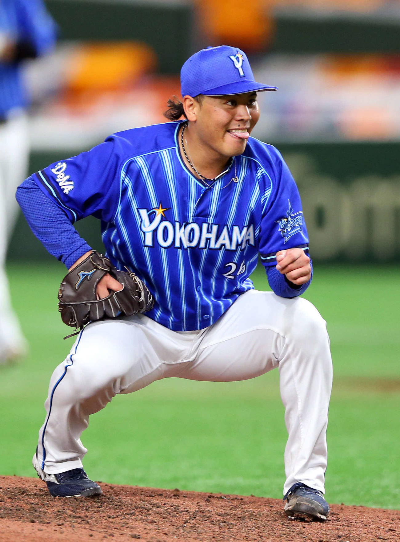 6回裏巨人無死、増田大に四球を与え、悔しがるDeNA浜口（撮影・大野祥一）