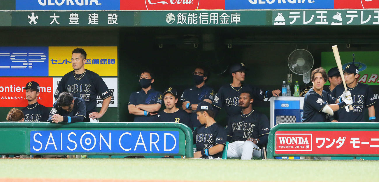 西武対オリックス　西武に敗れ表情を曇らせるオリックスのナイン（撮影・河田真司）　　