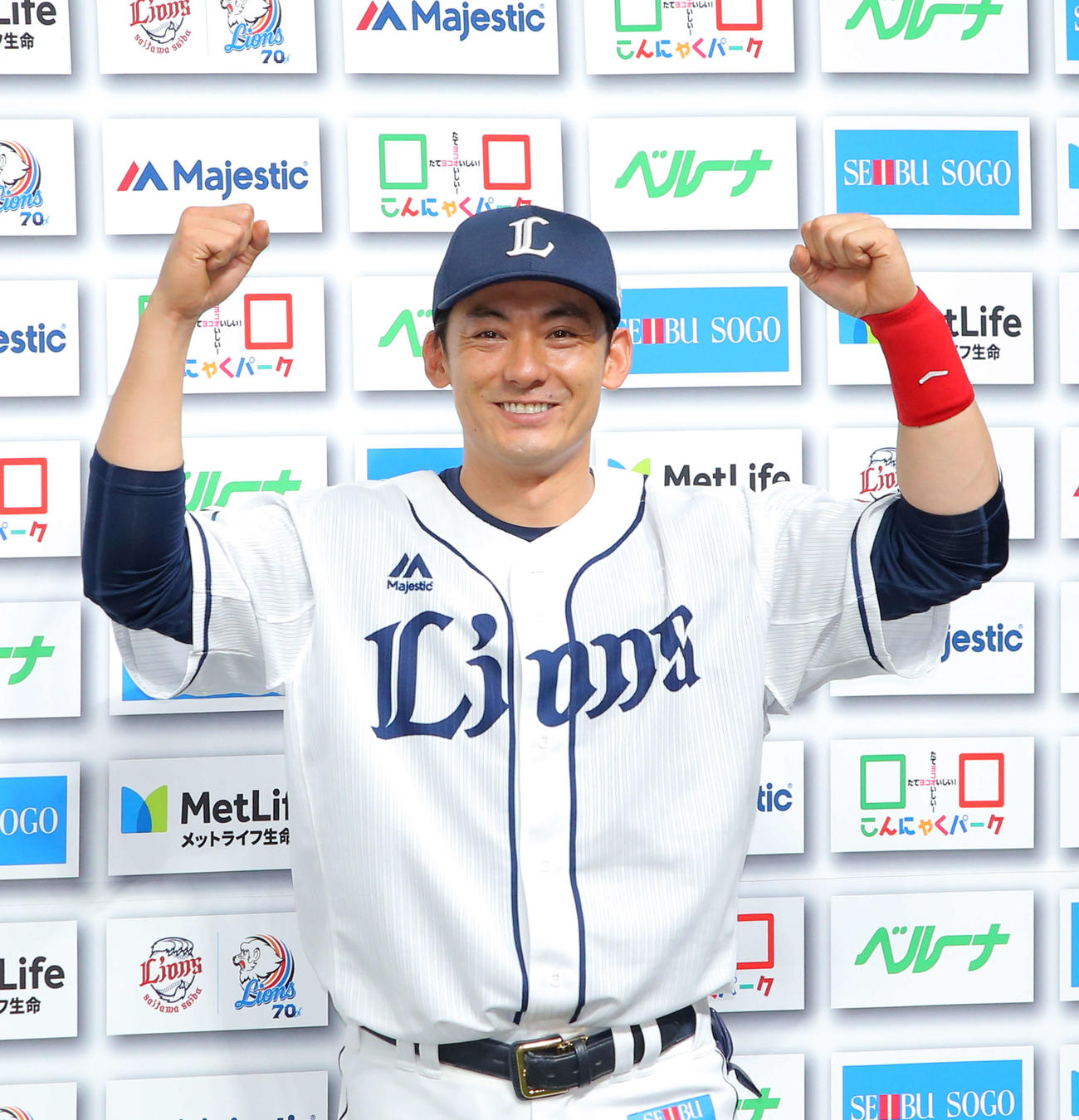 ヒーローインタビュー後にガッツポーズをする栗山（撮影・河田真司）