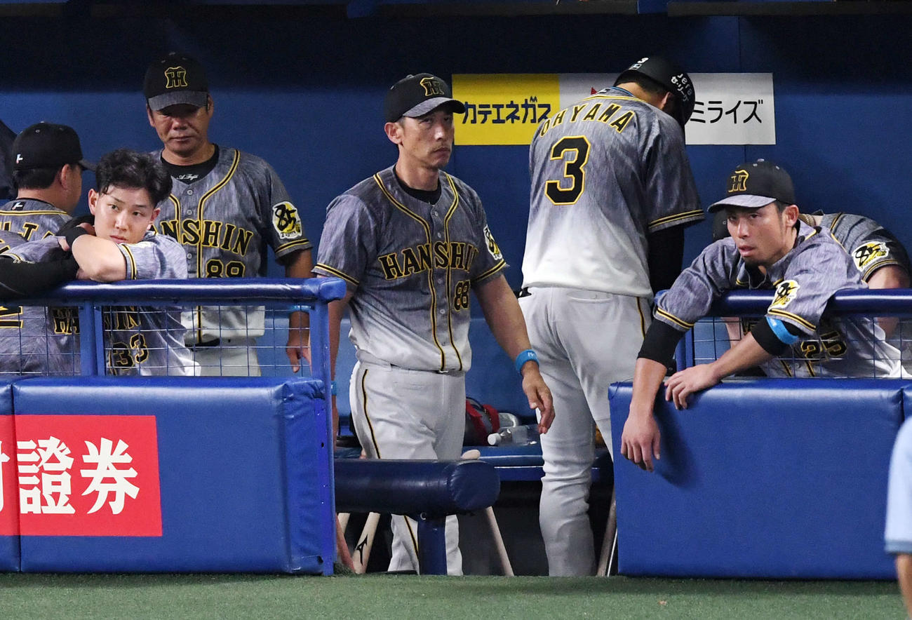 中日対阪神　中日に敗れがっくり引き揚げる阪神矢野監督（中央）（撮影・前岡正明）