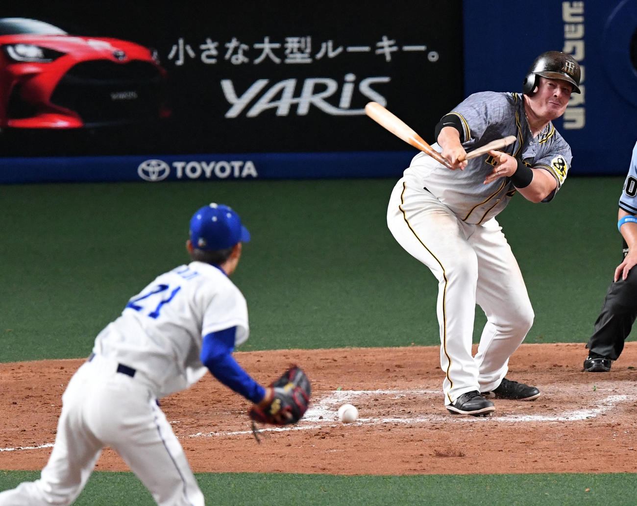 中日対阪神　9回表阪神1死、ボーアは岡田にバット折られ二塁ゴロに倒れる（撮影・前岡正明）