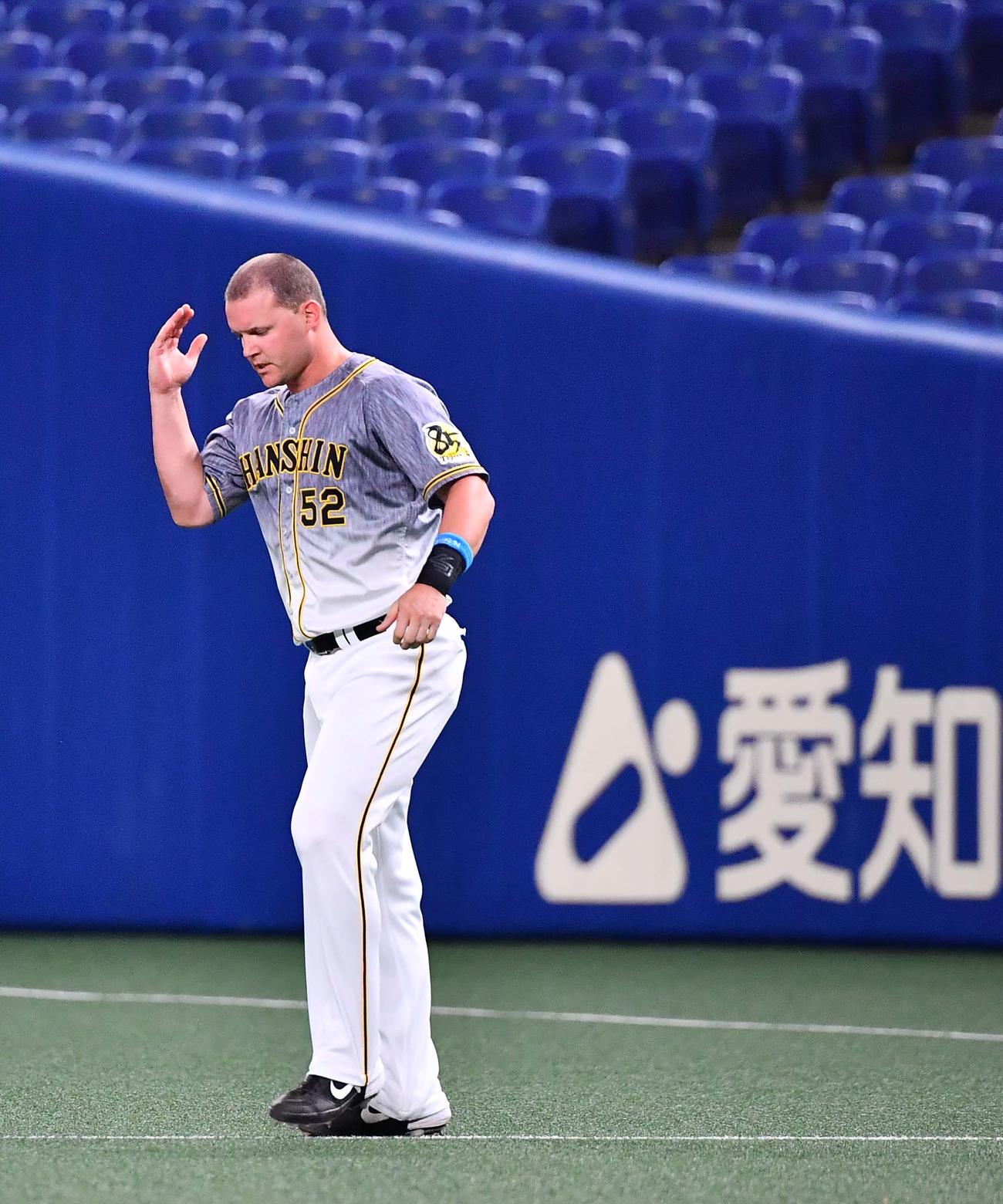 中日対阪神　4回表阪神1死一、二塁、三塁併殺打に倒れ悔しそうな表情を見せるサンズ（撮影・上田博志）