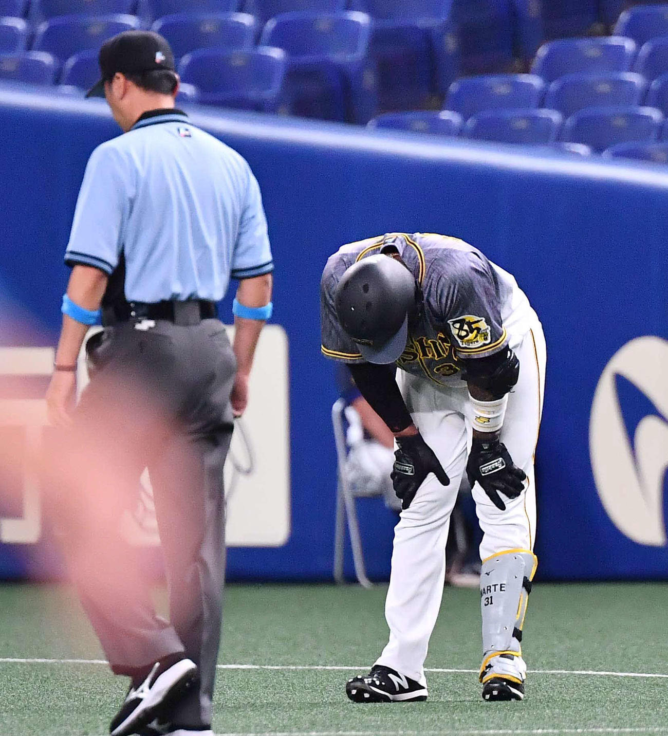 中日対阪神　6回表阪神1死一、二塁、三ゴロ併殺に倒れ膝に手をやるマルテ（撮影・上田博志）