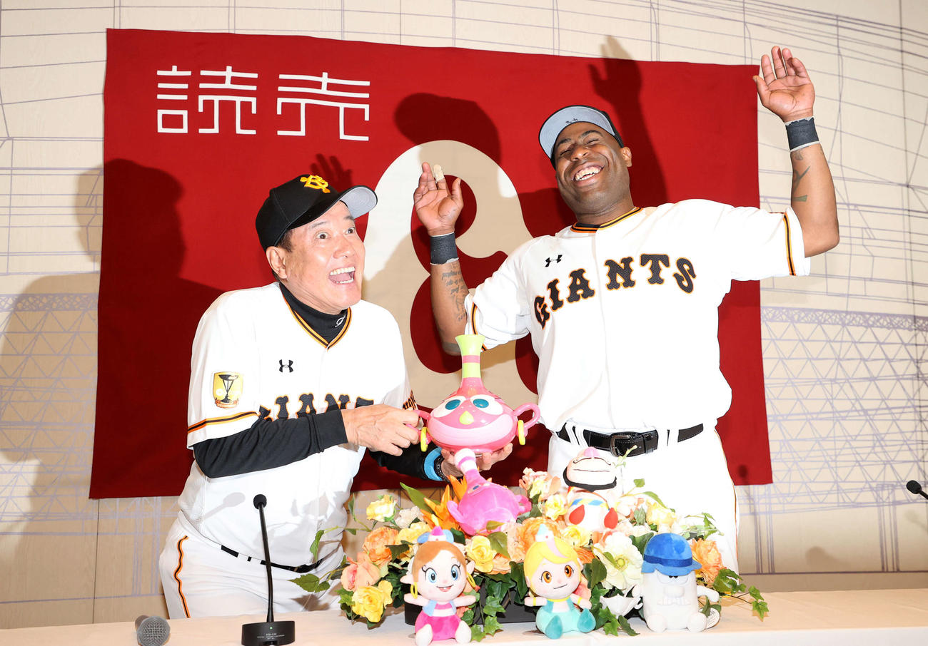 原監督（左）のくしゃみで呼び出された巨人ウィーラー（撮影・鈴木正人）
