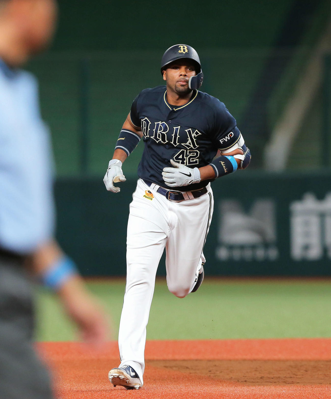 西武対オリックス　7回表オリックス無死二塁、左中間へ2点本塁打を放ち、三塁へ向かうロドリゲス（撮影・河田真司）