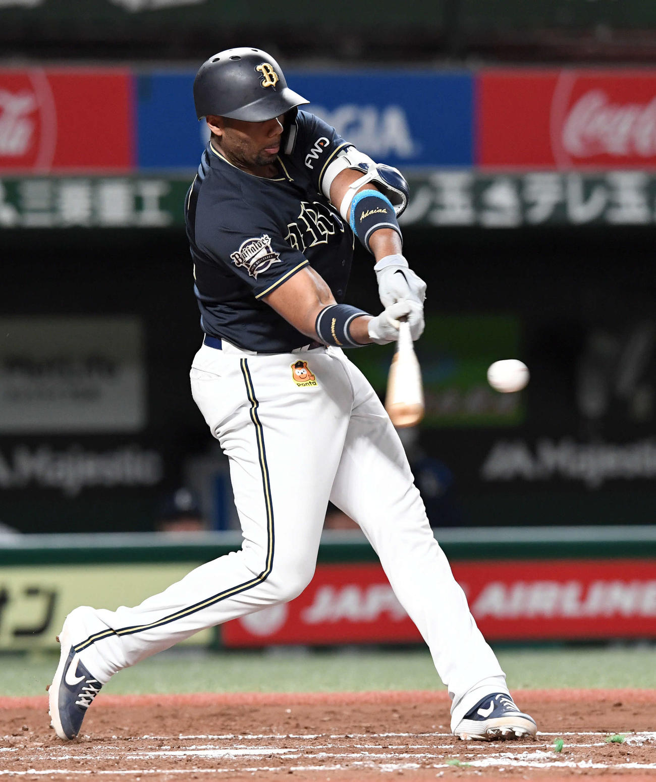 西武対オリックス　7回表オリックス無死二塁、左越えに同点2点本塁打を放つロドリゲス（撮影・たえ見朱実）