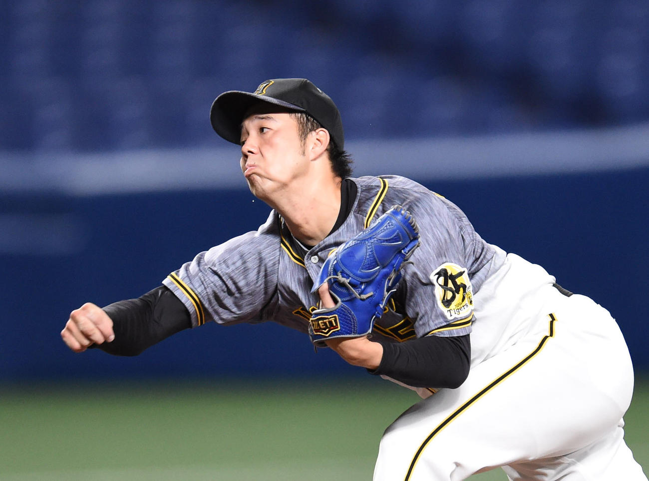 中日対阪神　4回裏、力投する阪神先発の青柳晃洋（撮影・森本幸一）