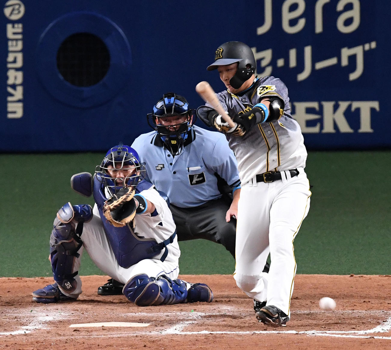 中日対阪神　7回表阪神2死一、二塁、代打の大山は三塁ゴロに倒れる（撮影・前岡正明）