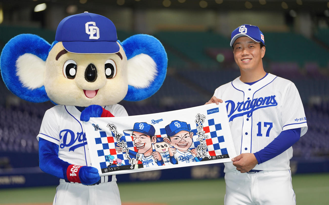 ドアラとポーズを決めるヒーローの柳裕也（撮影・森本幸一）