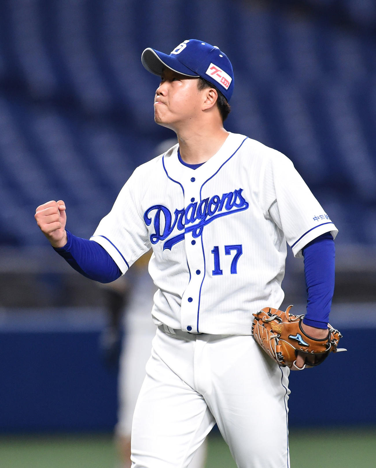 中日対阪神　6回表阪神1死一、二塁、マルテを併殺打に打ち取りガッツポーズをする柳（撮影・森本幸一）