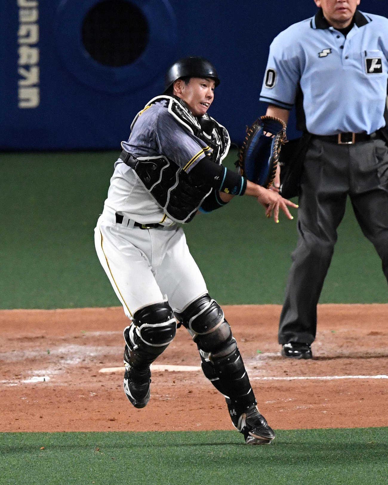 中日対阪神　4回裏中日無死一、二塁、木下拓の送りバントを三塁で封殺した梅野（撮影・前岡正明）
