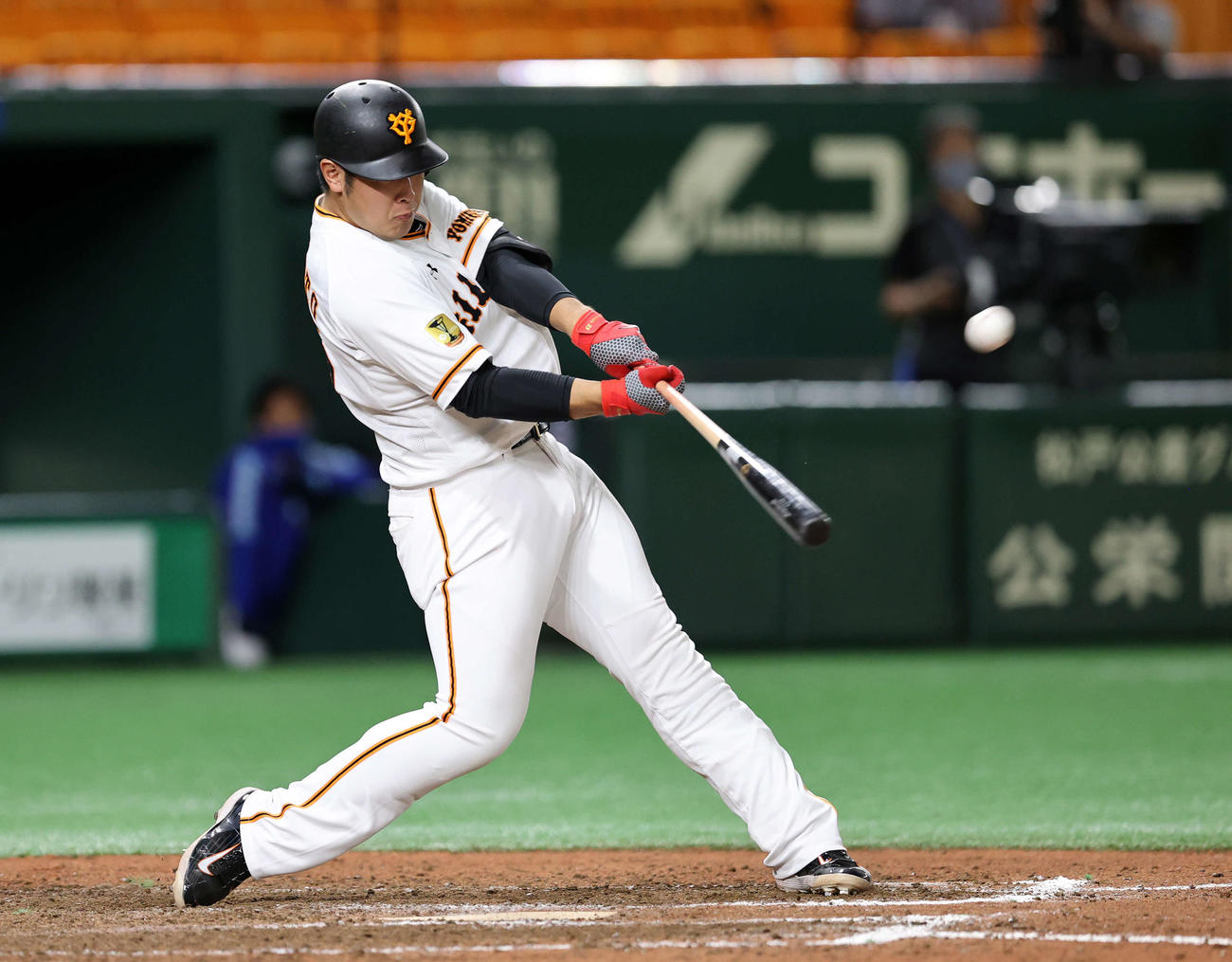 巨人対DeNA　8回裏巨人1死、中越え本塁打を放つ岡本（撮影・鈴木正人）