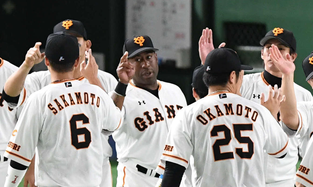 巨人対DeNA　巨人ウィーラー（中央）はチームメートとエアタッチで勝利を喜ぶ（撮影・山崎安昭）