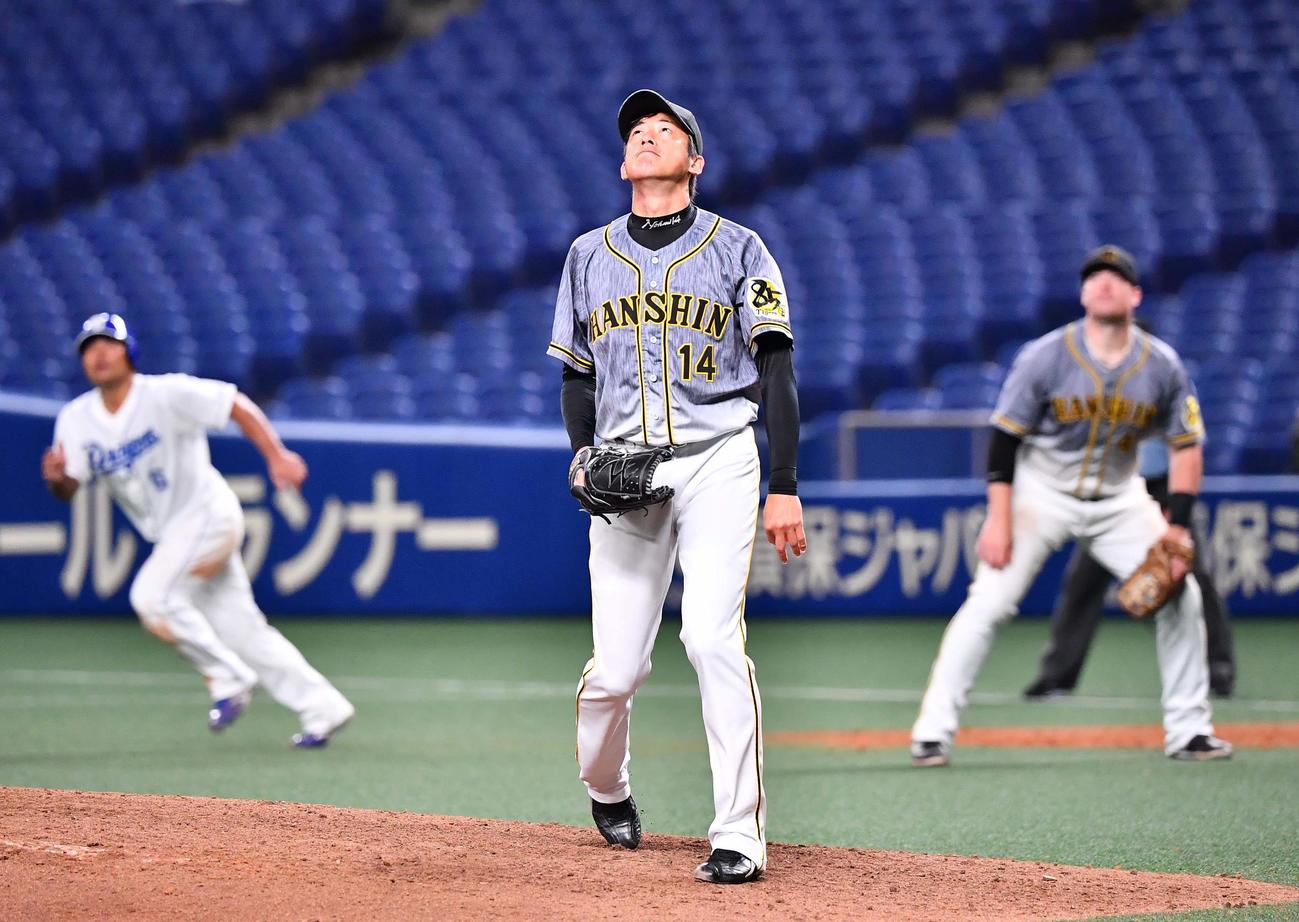 中日対阪神　7回裏中日1死満塁、アルモンテの放った満塁本塁打を見上げる能見（撮影・上田博志）