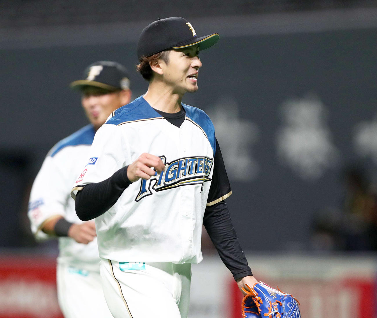 5回を投げ終え笑顔で引き揚げる上沢（撮影・黒川智章）