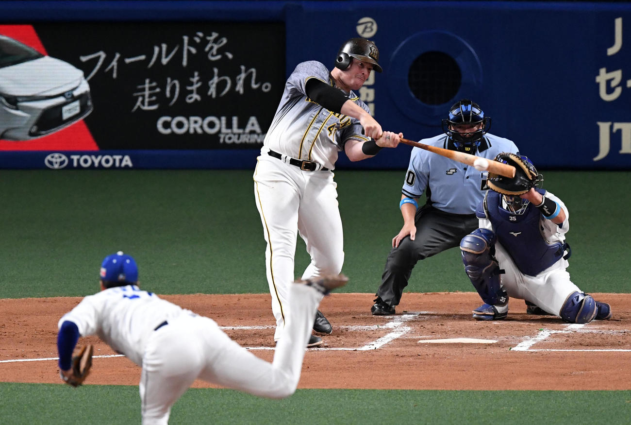 中日対阪神　2回表阪神1死、ボーアは中前打を放つ（撮影・前岡正明）