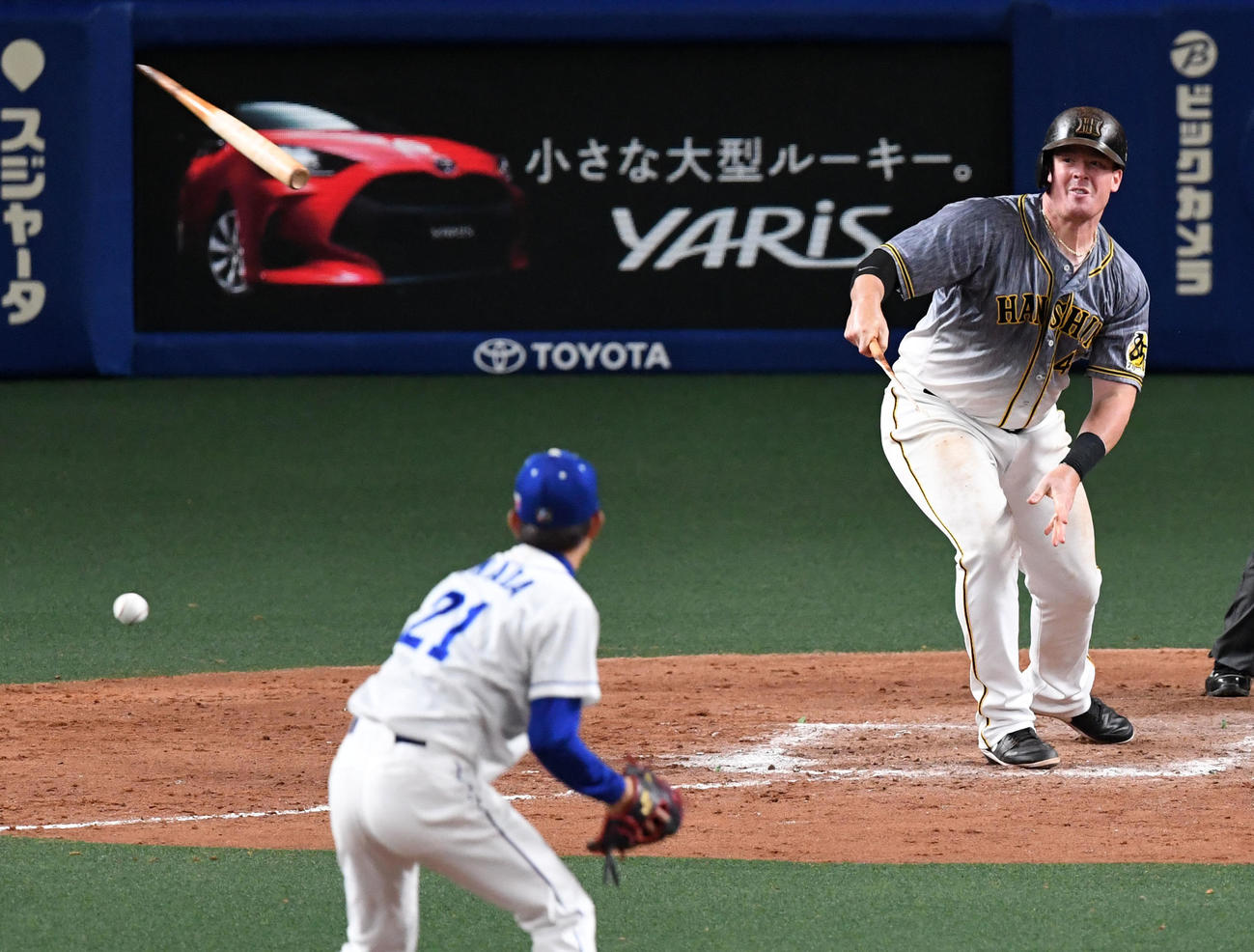 中日対阪神　9回表阪神1死、ボーアは岡田にバット折られ二塁ゴロに倒れる（撮影・前岡正明）