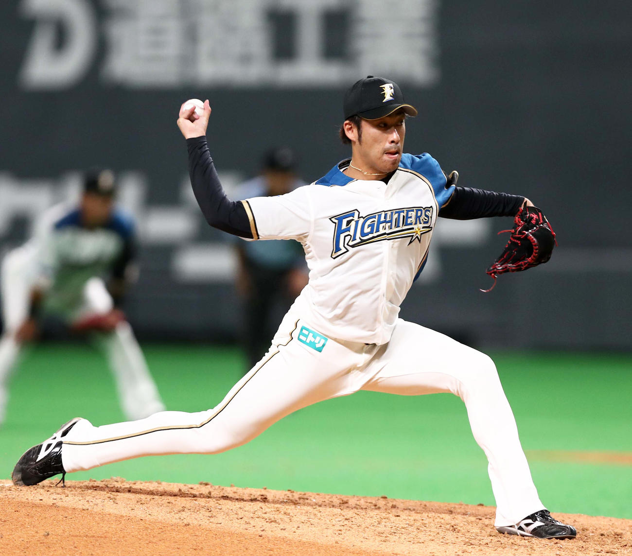 9回に登板の日本ハム秋吉（撮影・黒川智章）