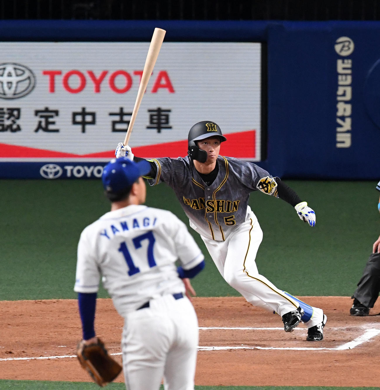 中日対阪神　6回表阪神無死、近本は左安打を放つ（撮影・前岡正明）