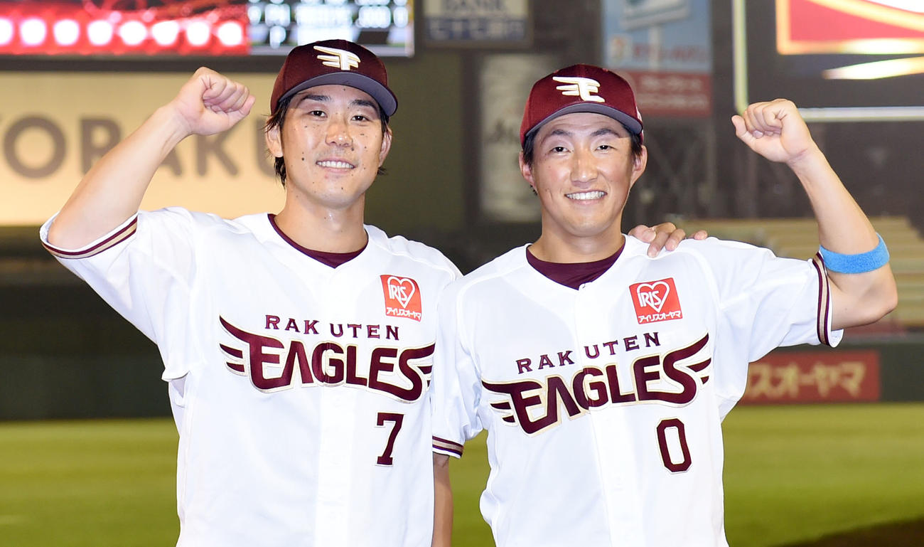 楽天対ロッテ　笑顔でガッツポーズする楽天鈴木大（左）と小深田（撮影・横山健太）