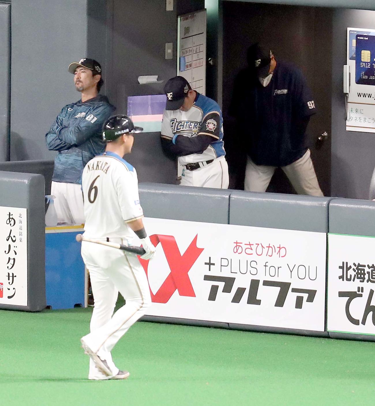 日本ハム対ソフトバンク　9回裏日本ハム1死、中田（左手前）が三振に終わりベンチでうつむく栗山監督（撮影・佐藤翔太）