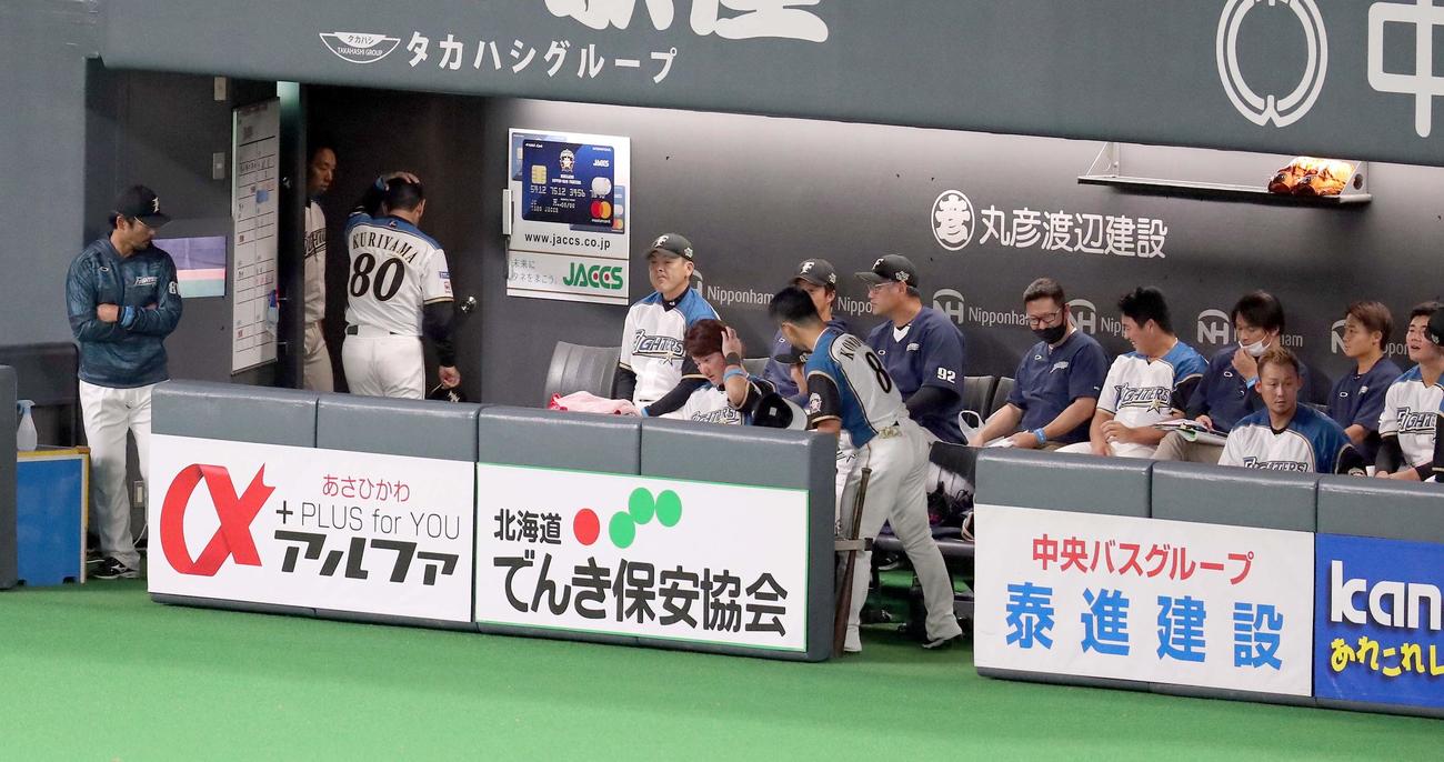 日本ハム対ソフトバンク　試合終了後、頭を抱えてベンチを後にする日本ハム栗山監督（左から2人目）（撮影・佐藤翔太）