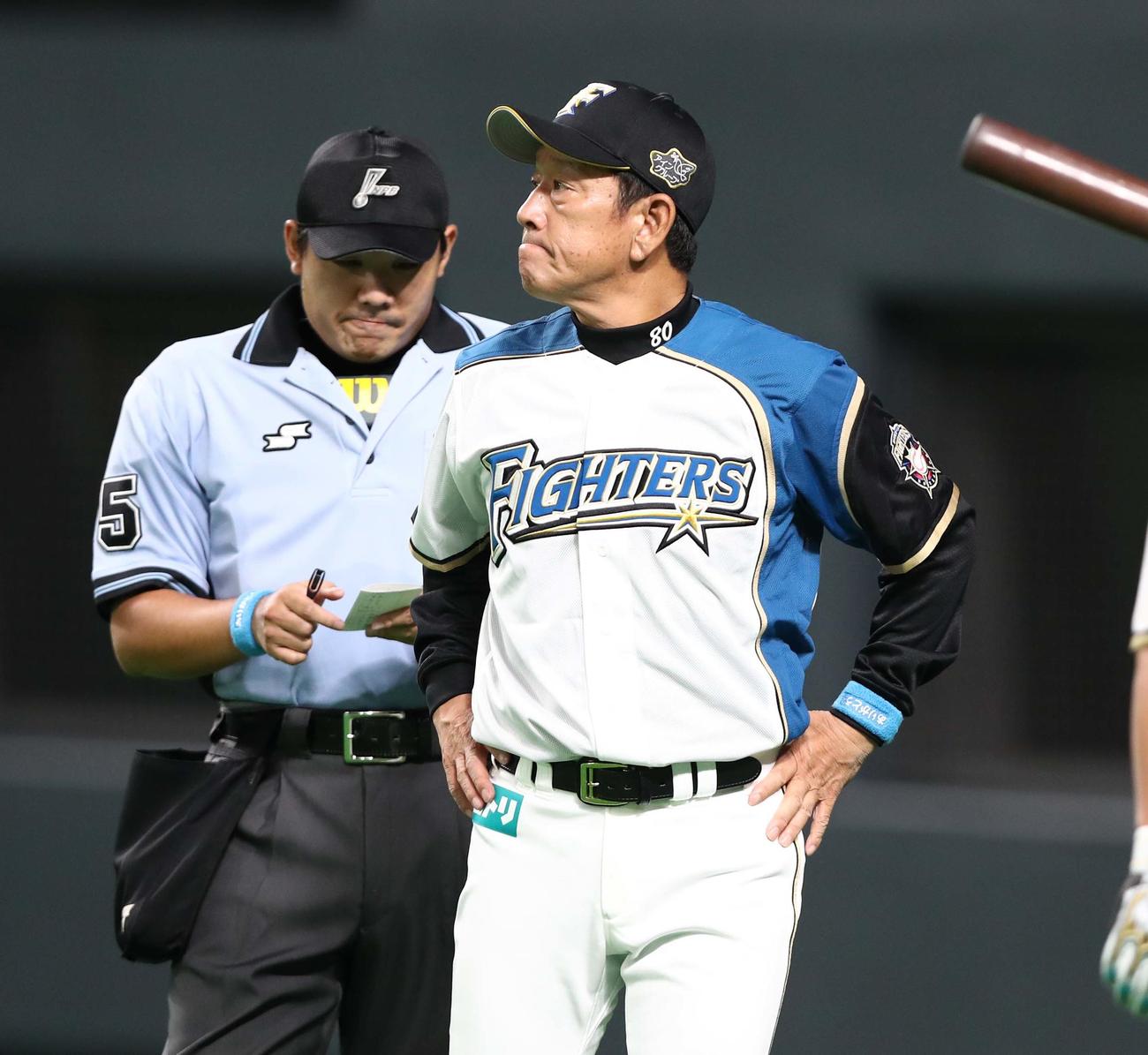 日本ハム対ソフトバンク　選手交代を告げる栗山監督（撮影・黒川智章）