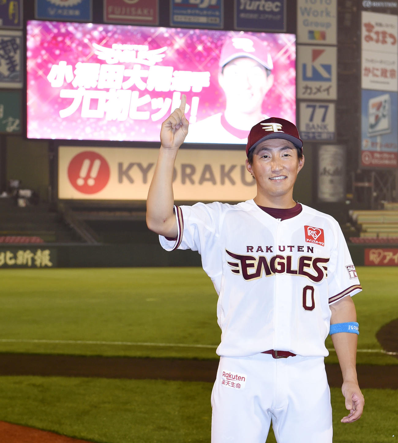 楽天対ロッテ　笑顔でポーズを決める楽天小深田（撮影・横山健太）