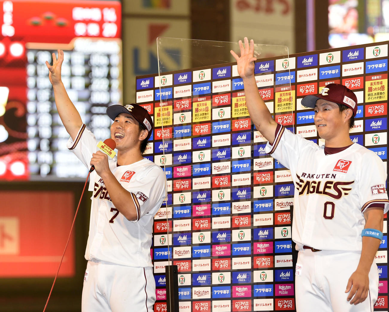 楽天対ロッテ　バーンポーズをする楽天鈴木大（左）と小深田（撮影・横山健太）
