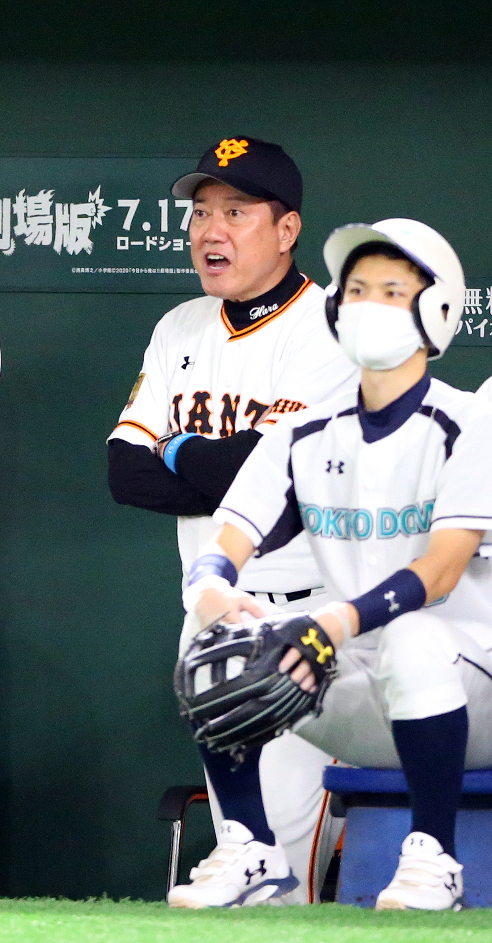 巨人対DeNA　5回裏巨人無死、ウィーラーの打球を見る原監督（撮影・大野祥一）