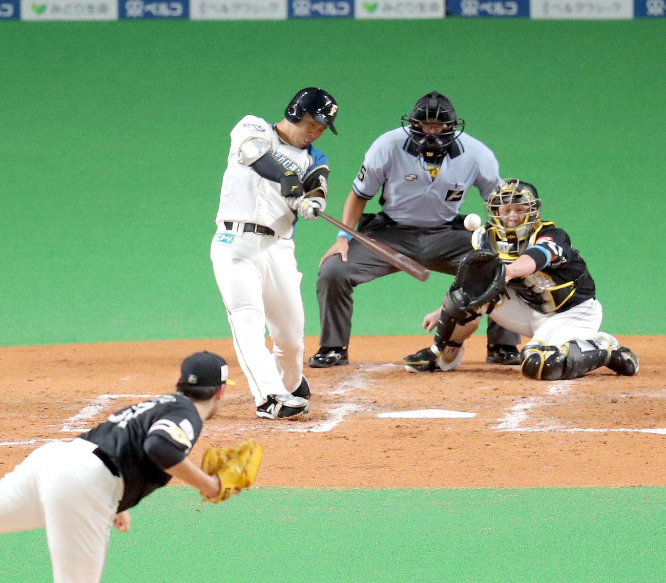 日本ハム対ソフトバンク　4回裏日本ハム1死一塁、近藤は同点となる適時二塁打を放つ（撮影・佐藤翔太）