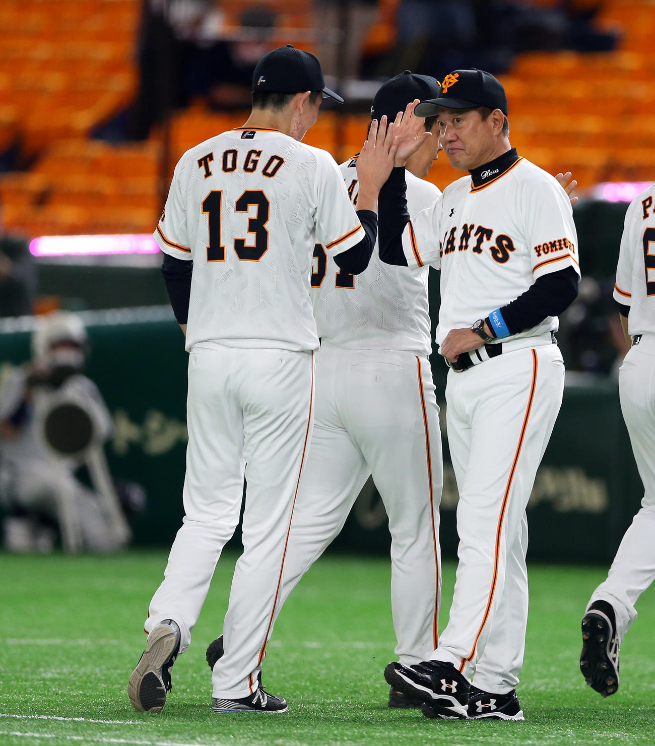 巨人対DeNA　勝利し、戸郷（左）とハイタッチする原監督（撮影・大野祥一）