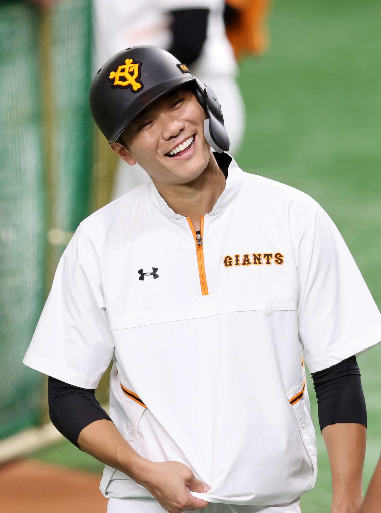 練習中、笑顔を見せる巨人坂本（撮影・鈴木正人）