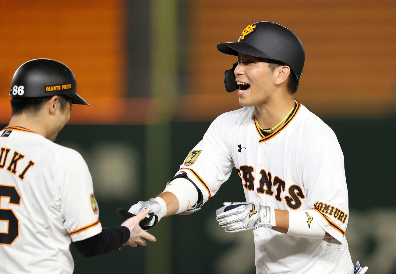 巨人対DeNA　4回裏巨人1死満塁、大城は左前適時打を放ちほえる（撮影・鈴木正人）