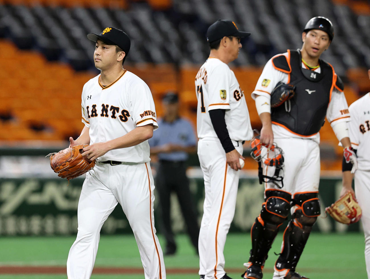 巨人対DeNA　8回表、降板する巨人沢村（左）（撮影・鈴木正人）