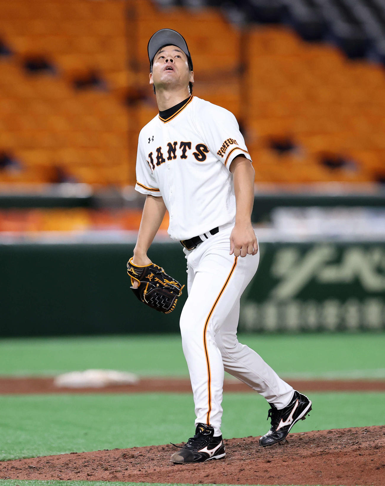 巨人対DeNA　8回表DeNA2死満塁、オースティンの打球を目で追う巨人高木（撮影・鈴木正人）