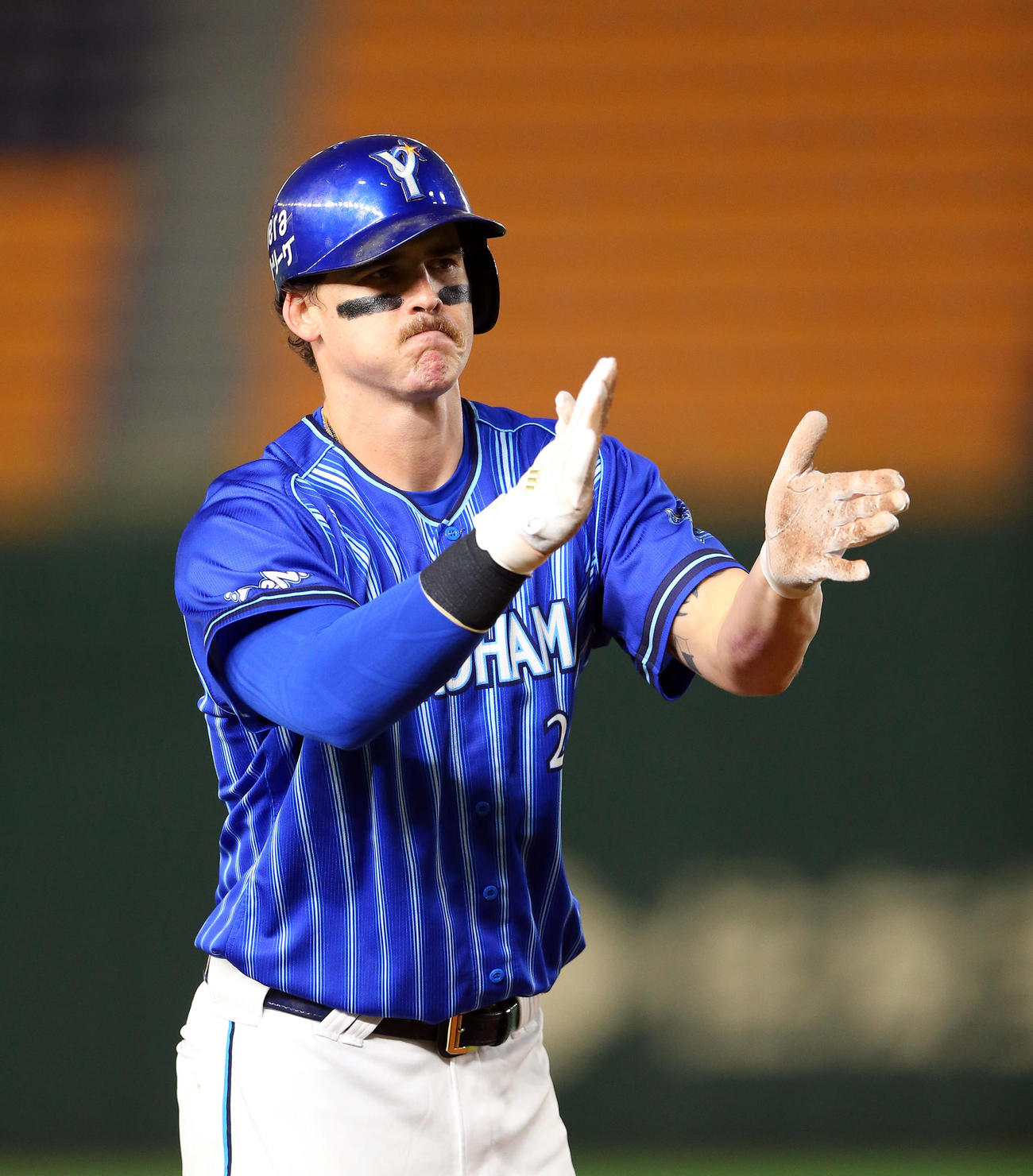 巨人対DeNA　8回表2死満塁、右越え3点適時三塁打を放ち、喜ぶオースティン（撮影・大野祥一）