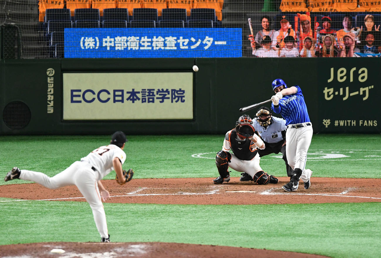 巨人対DeNA　8回表DeNA2死満塁、オースティンは右翼へ3点適時三塁打を放つ。投手高木（撮影・山崎安昭）