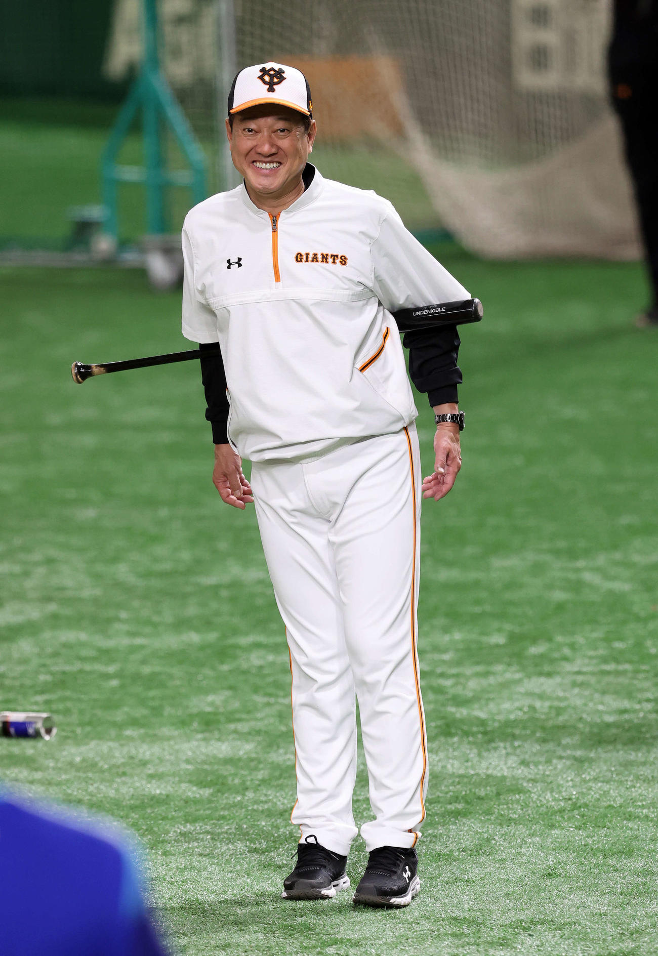 練習中、笑顔を見せる巨人原監督（撮影・鈴木正人）