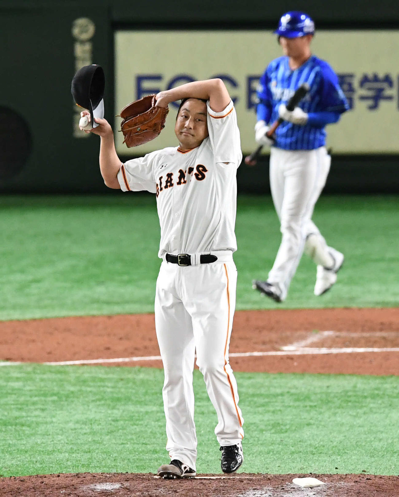 巨人対DeNA　8回表DeNA無死一塁、汗を拭う沢村（撮影・山崎安昭）
