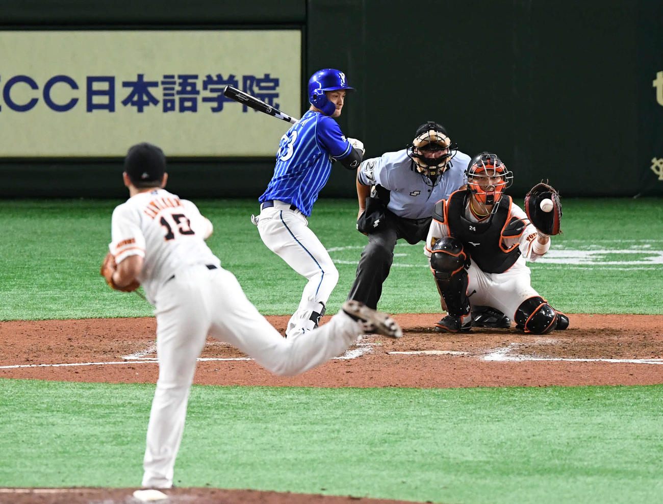 巨人対DeNA　8回表DeNA無死、代打乙坂は四球を選ぶ。投手沢村（撮影・山崎安昭）