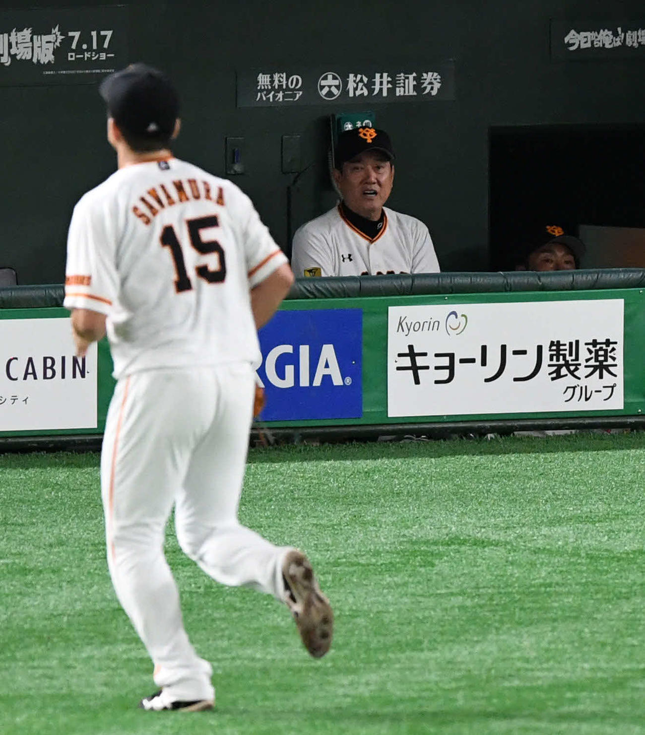 巨人対DeNA　8回表DeNA1死一、二塁、降板する沢村（手前）を見つめる原監督（撮影・山崎安昭）